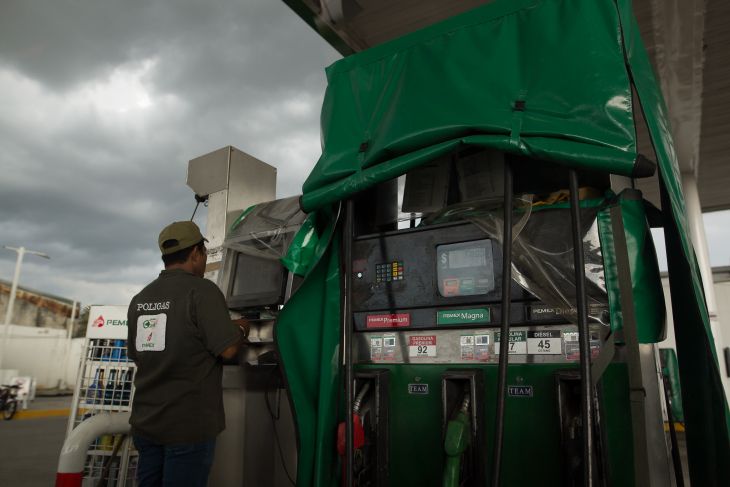 Al finalizar el 2021 el litro de gasolina regular rebasa los 20 pesos